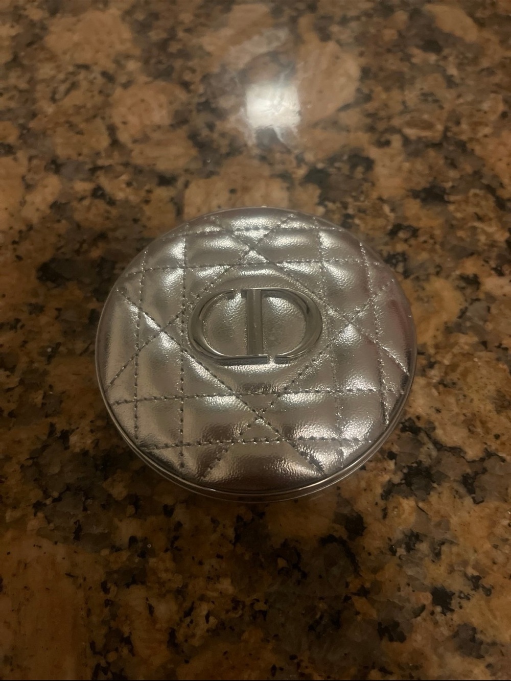 NWOB DIOR
Forever Glow Luminizer
Powder Highlighter